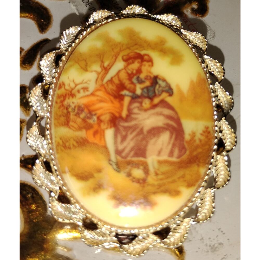 Vintage Porcelain Cameo Brooch Pendant – Fragonard Courting Couple Gold Frame